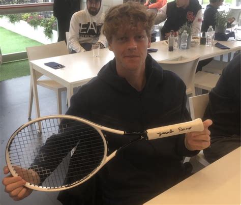 what racquet does jannik sinner use